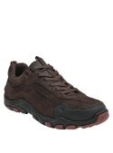 Zapatilla de cuero café para hombre, ideal para outdoor, diseño robusto y aventurero, caña baja para movilidad.