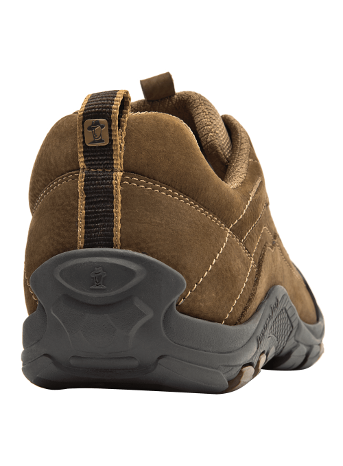 zapatilla camel de cuero para hombre con diseño robusto y aventurero, ideal para actividades al aire libre. zapatilla camel de cuero para hombre con diseño robusto y aventurero, ideal para actividades al aire libre.