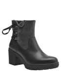 Botín casual negro de cuero para mujer, con diseño decorativo y funcional, combinando elegancia y practicidad.