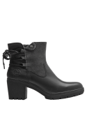 Botín negro de cuero y gamuza, con interior forrado para calidez, ideal para climas fríos y uso casual.