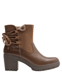 Bota casual de cuero café para mujer con broche a presión en la parte superior, asegurando un ajuste perfecto.