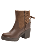 Botín casual de cuero café para mujer con detalles en gamuza, combinando texturas y estilo rústico elegante.
