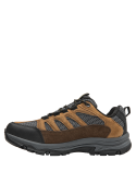Zapatilla deportiva café de cuero y textil, con refuerzos en áreas clave para estabilidad en terrenos difíciles.