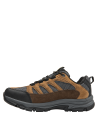 Zapatilla deportiva café de cuero y textil, con refuerzos en áreas clave para estabilidad en terrenos difíciles.