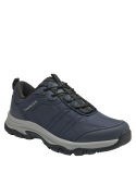 zapatilla azul outdoor para hombre con diseño versátil y funcional, combinable con pantalones cargo o jeans.