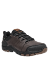 zapatilla marrón de hombre con líneas laterales dinámicas, combinando estilo moderno y funcionalidad.