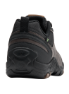 zapatilla marrón de hombre estilo outdoor con diseño robusto, ideal para actividades al aire libre y senderismo.