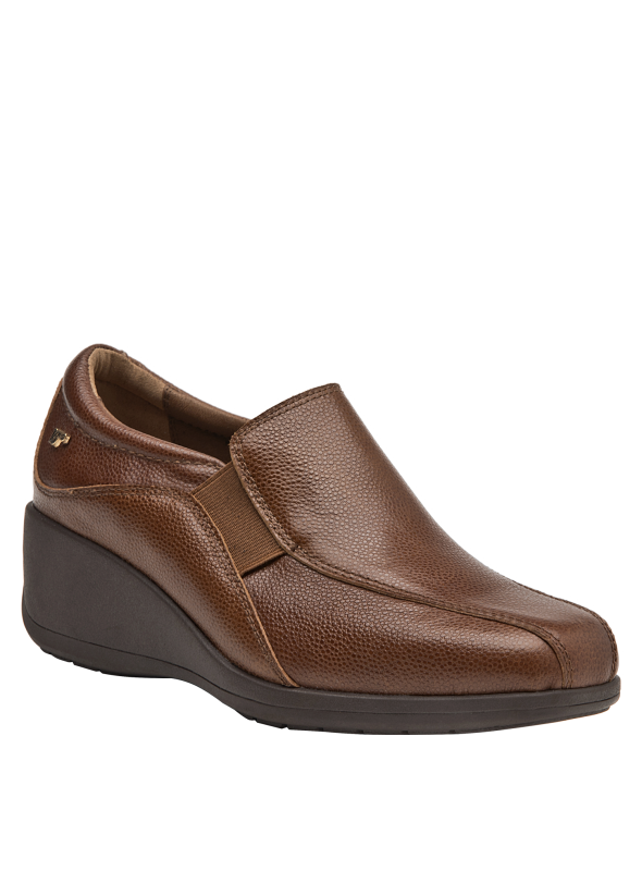 Elegante zapato negro de charol con taco plano, diseñado para ofrecer confort y estilo.