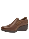 Zapato de charol café, resaltando el forro de PU y la comodidad del diseño.