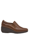 Zapato de charol café para mujer, diseño atemporal con taco plano y punta cuadrada.
