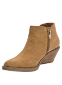 Botín camel de mujer casual en cuero con diseño ankle boot, ideal para uso diario, combina estilo y funcionalidad.