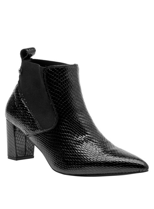 Botín Chelsea negro de cuero para mujer con acabado reptil, tacón cuadrado medio y punta afilada, estilo urbano sofisticado.