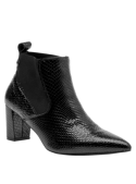 Botín Chelsea negro de cuero para mujer con acabado reptil, tacón cuadrado medio y punta afilada, estilo urbano sofisticado.