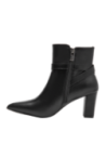 Botín de cuero negro para mujer, diseño minimalista con detalles contemporáneos, perfecto para otoño e invierno.