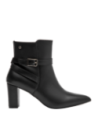 Botín casual negro de cuero para mujer con tacón ancho medio, hebilla decorativa lateral y cierre de cremallera oculto.