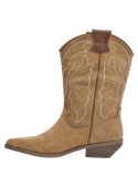 Bota de cuero camel con textura tipo gamuza, combinando un acabado rústico y sofisticado en su diseño.