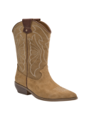 Bota vaquera de cuero camel para mujer con bordado decorativo en la caña alta, ideal para un estilo rústico y elegante.
