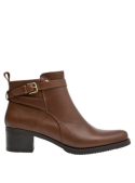 Botín café de cuero fino con tacón ancho de altura media, perfecto para combinar con jeans ajustados o vestidos.
