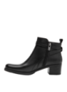 Botín negro de cuero con detalles sutiles, diseño clásico que ofrece comodidad y estilo para diversas ocasiones.
