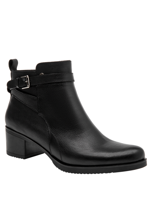 Botín de cuero negro con correa ajustable y hebilla metálica, perfecto para combinar con jeans o faldas en salidas casuales.