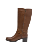 Calzado femenino de cuero café con tacón moderado y estilo atemporal, combinable con abrigos largos para un look sofisticado.