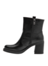 Elegante botín negro de cuero para mujer, con suela gruesa y tacón ancho, combina con jeans ajustados o faldas midi.