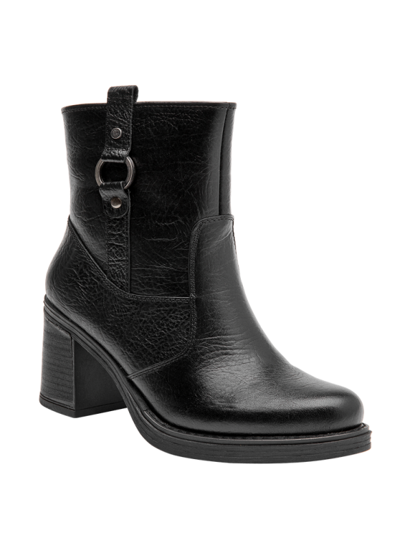Botín de cuero café para mujer, estilo casual, con detalle de hebillas metálicas que aporta un toque moderno y sofisticado.