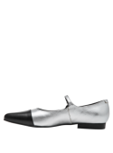 Elegante zapato de cuero plata tipo Mary Jane para mujer, estilo vintage moderno, adecuado para ropa formal o semiformal.