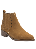 Botín Chelsea de cuero camel para mujer, con superficie de gamuza suave y tachas metálicas, ideal para uso urbano diario.