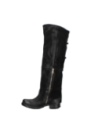 Elegante bota negra de cuero para mujer, ajustable con hebillas, adecuada para días lluviosos y fríos.