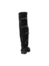 Bota de cuero negra con correas rústicas, perfecta para un estilo bohemio, ofrece protección contra el clima.