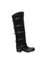 Calzado de cuero negro, ideal para climas fríos, con diseño versátil que complementa looks casuales y sofisticados.