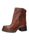 Botín de cuero café para mujer, estilo casual y resistente, ideal para atuendos alternativos, con un calce cómodo y seguro.