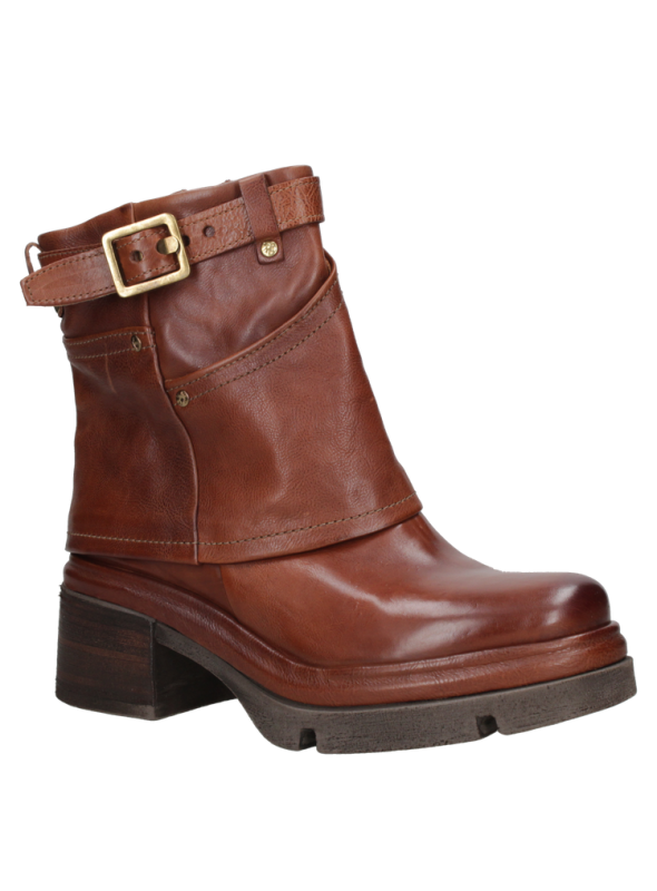 Botín negro de cuero para mujer con estilo casual, ideal para un look moderno y resistente, suela gruesa y tacón cuadrado.