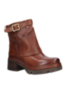 Botín de cuero café para mujer, estilo casual y utilitario, con tacón cuadrado y suela gruesa para un look moderno.