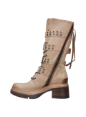 Bota estilo militar de cuero taupe para mujer, detalles de ojales metálicos en correas, ideal para un look alternativo.