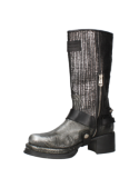 Bota de cuero plata con detalles en metal, caña alta y tacón estable, subrayando un look rebelde y distintivo.