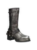 Bota de cuero plata con tachas metálicas, estilo rockero para mujer, ideal para un look urbano alternativo.