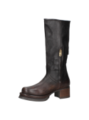 Bota de cuero café para mujer, ideal para ambientes urbanos o escapadas al campo, combinando estilo y funcionalidad.