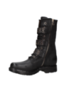 Calzado de cuero negro con tachas y hebillas, combinando estética punk y funcionalidad, adecuado para ocasiones casuales.