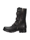 Botín de cuero negro para mujer, con diseño punk y estructura sólida, ofreciendo soporte y protección en terrenos diversos.