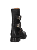 Bota de cuero negro con múltiples correas decorativas, perfecta para complementar un estilo vanguardista y audaz.