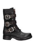Calzado robusto y alternativo de cuero negro, ideal para un look rebelde, con detalles de ojales metálicos y suela gruesa.
