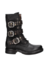 Calzado robusto y alternativo de cuero negro, ideal para un look rebelde, con detalles de ojales metálicos y suela gruesa.