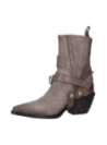Bota vaquera de cuero taupe con lengüeta superior, facilitando el calce y asegurando estabilidad.