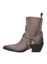 Botín elegante de cuero taupe con suela resistente, perfecto para combinar con skinny jeans.
