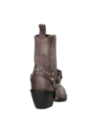 Calzado de cuero taupe con detalles metálicos, diseñado para comodidad y soporte del tobillo.