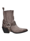 Bota de cuero taupe con punta afilada y tacón cuadrado, ideal para un look casual o alternativo.