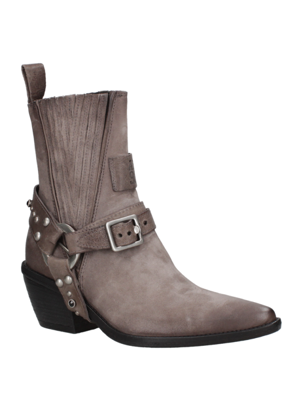 Botín taupe de cuero para mujer con tachas metálicas y cinturón con hebilla, mezcla de estilo vaquero y moderno.