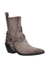 Botín taupe de cuero para mujer con tachas metálicas y cinturón con hebilla, mezcla de estilo vaquero y moderno.